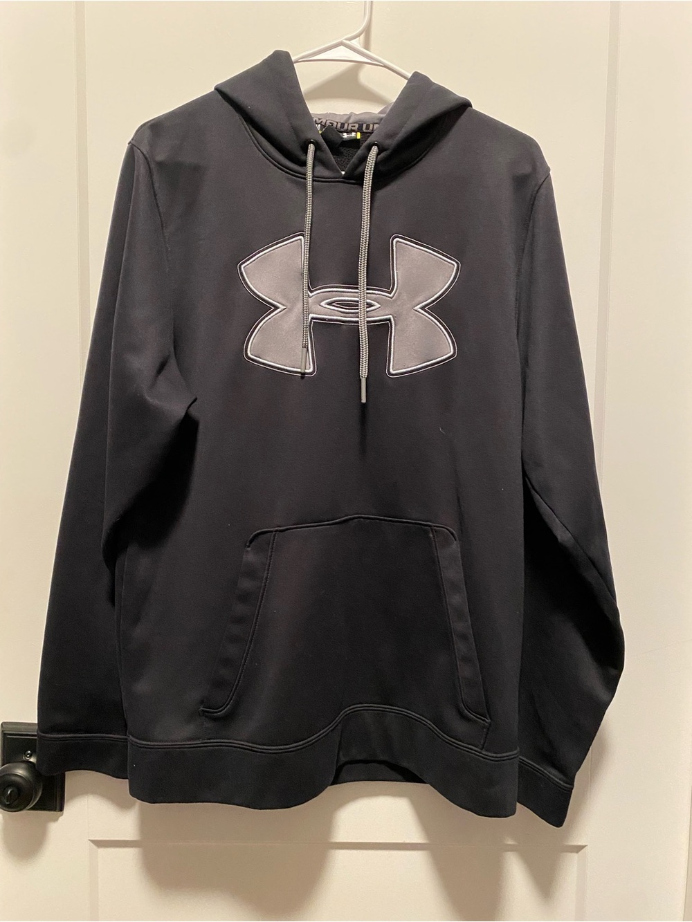 Men’s Medium Under Armour hoodie